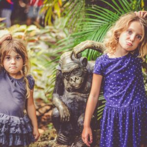 Erfolgreiche Erziehung und Elternschaft von Kindern am Tisch und beim Essen.