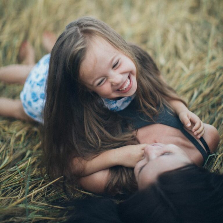 Haben wir eine Bindung zum Kind. Die Ver-Bindung kann mit vielen Elementen aus dem Aware Parenting spielerisch gestärkt werden.