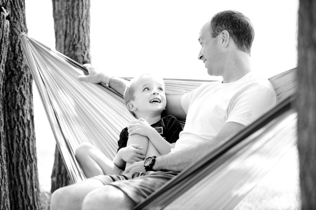 Haben wir eine Bindung zum Kind. Die Ver-Bindung kann mit vielen Elementen aus dem Aware Parenting spielerisch gestärkt werden.